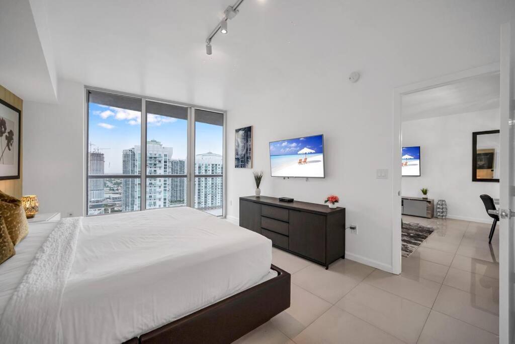 38th Floor W With Amenities *