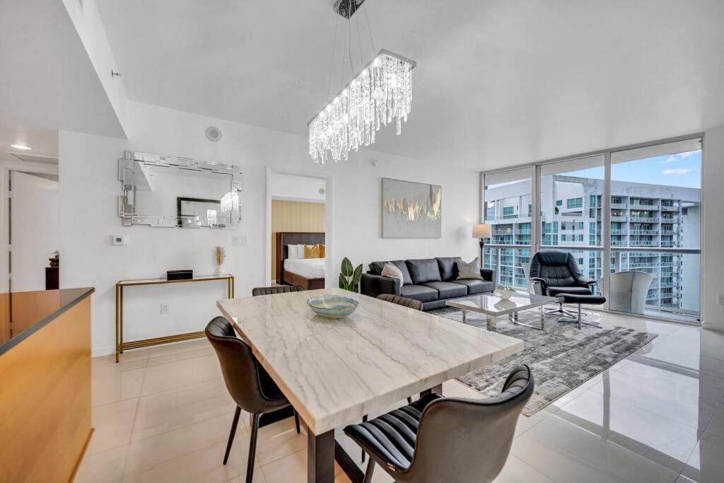 38th Floor W With Amenities *